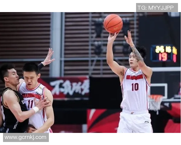 G2勇士与骑士激战正酣谁能在总决赛中占据先机 G2勇士与骑士激战正酣谁能在总决赛中占据先机